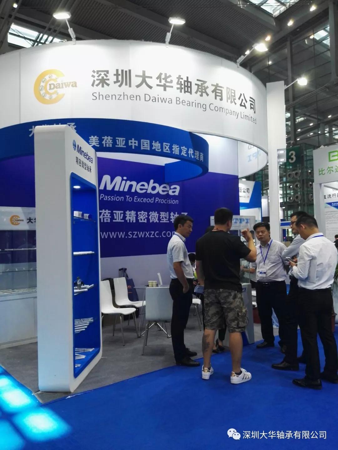 大華軸承工程師羅生和各位銷(xiāo)售精英正在與客戶交談