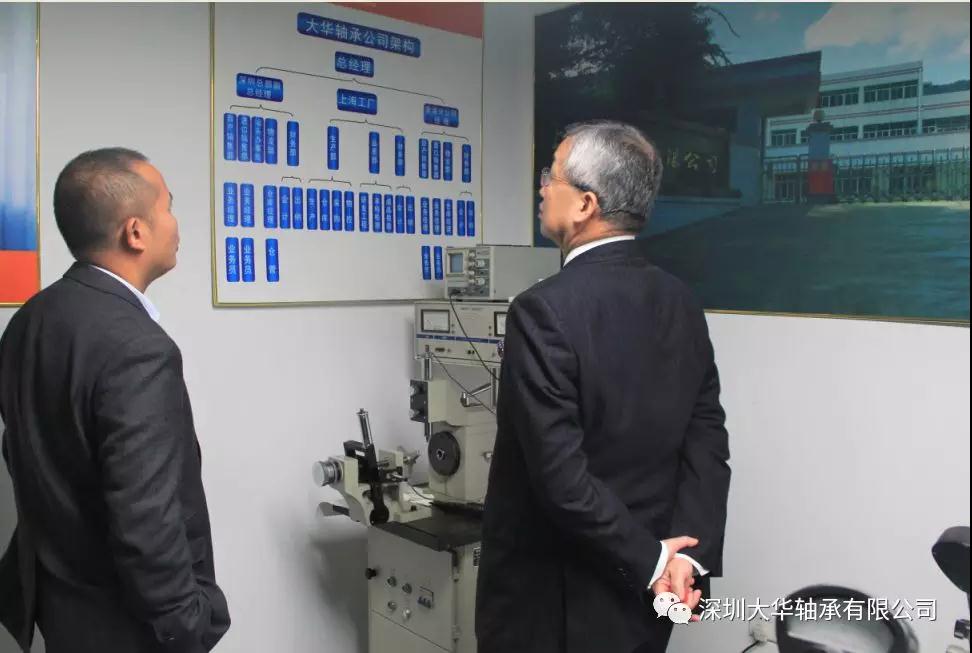 東培董事長在TPI事業(yè)部陪同下參觀 東培董事長在TPI事業(yè)部陪同下參觀