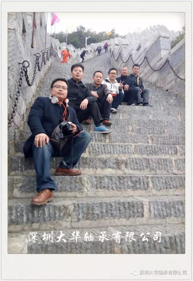 古城墻，坐在最前邊的是號稱體重130的時(shí)尚達(dá)人—九哥